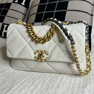 CHANEL 19 Large white